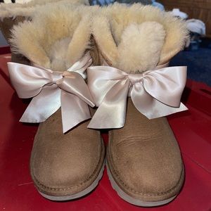 Gita bow uggs